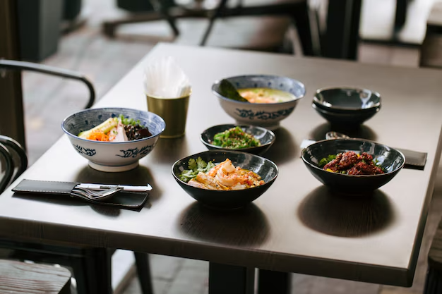 Mesa servida al estilo japonés