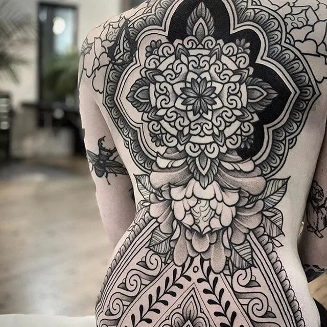 Tatuaje en espalda con estilo geométrico