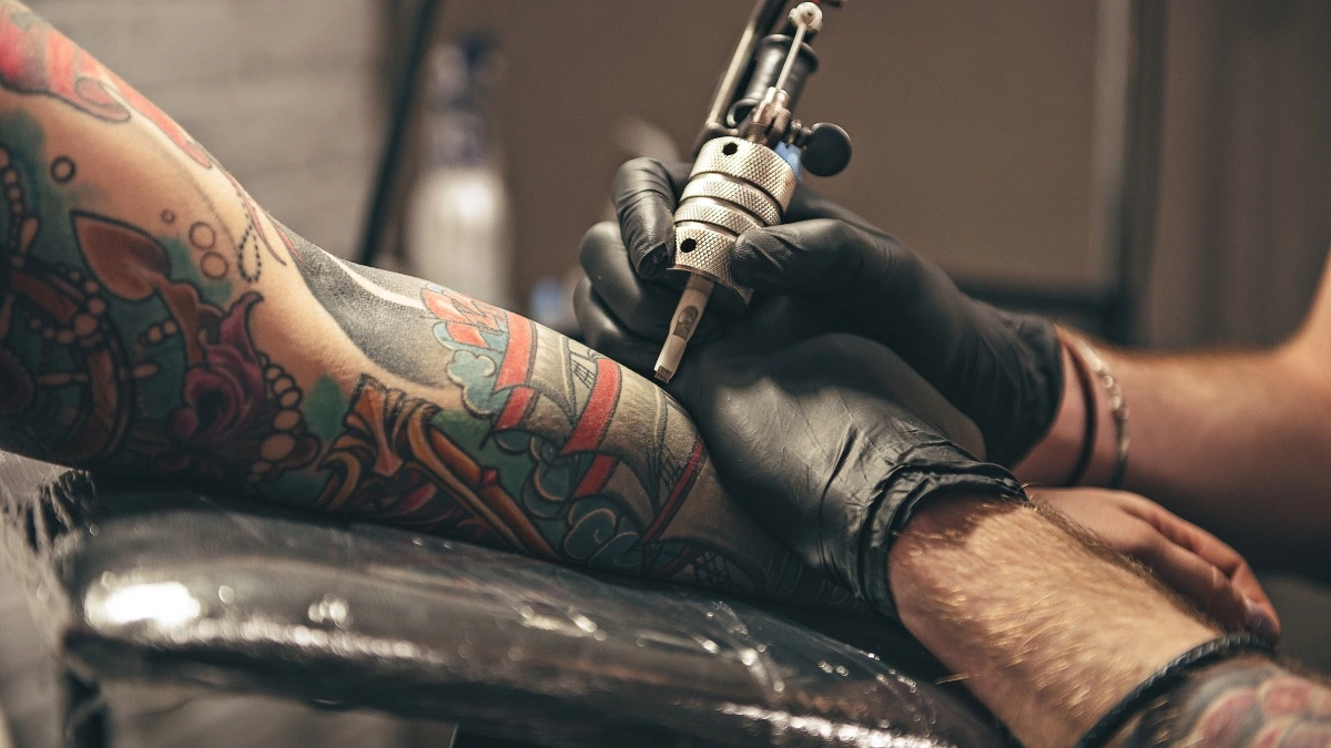 Proceso de tatuado en estudio